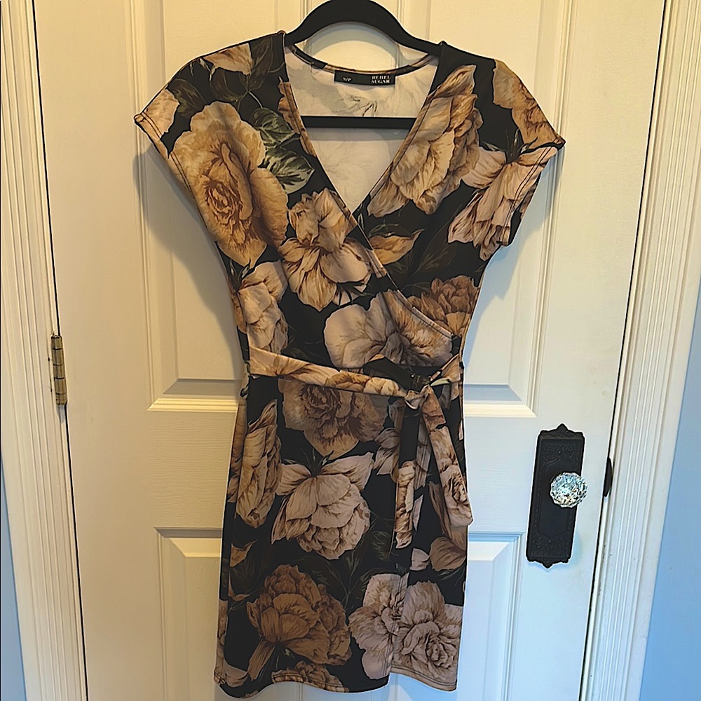 NWOT Super Cute Floral Wrap Dress in Black and Tan sz SP